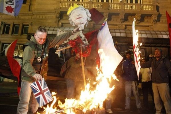 Ολυμπιακοί Αγώνες: Αργεντίνοι έκαψαν βρετανική σημαία (photos+videos)