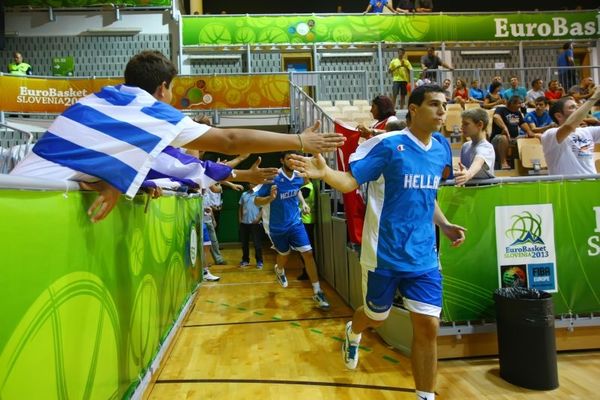 Ευρωμπάσκετ 2013: «Γαλανόλευκη» η «μάχη» της εξέδρας (Photos)