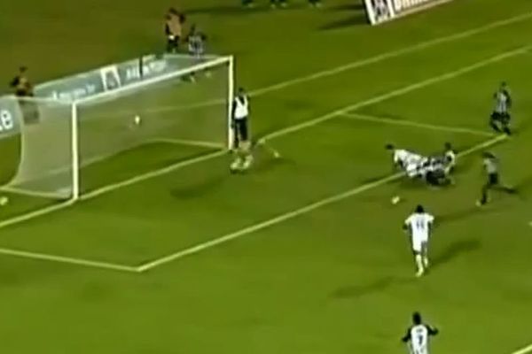 Ο μασέρ… σωτήρας, απέκρουσε δυο φορές πάνω στη γραμμή! (video)