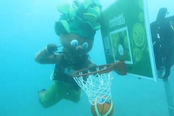 Ευρωμπάσκετ: Καρφώνει κάτω από το νερό ο Λίπκο! (video)