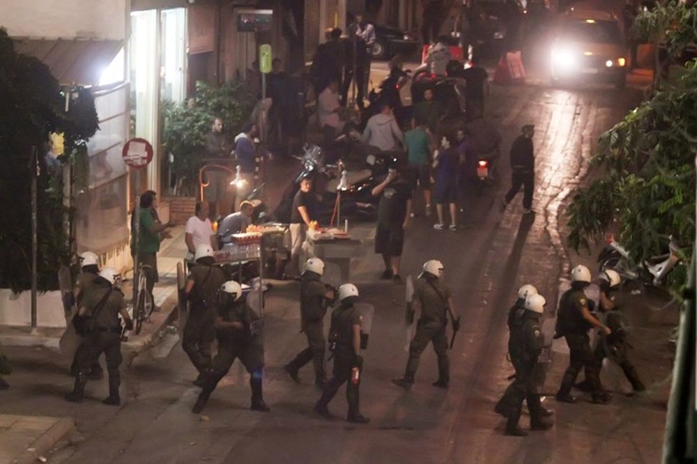 Επεισόδια με τα ΜΑΤ, μολότοφ σε βαν της Nova