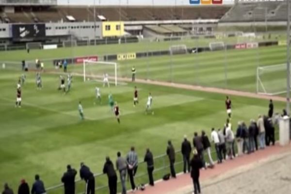 Και όμως... Σκόραρε με την «όπισθεν» (Video)