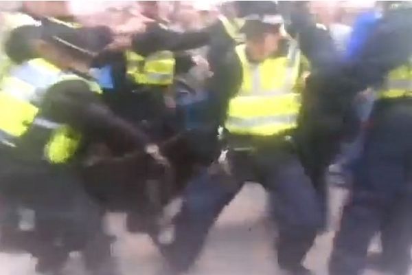 Αγγλία: Σκύλος αστυνομίας επιτέθηκε στον αστυνομικό! (video)