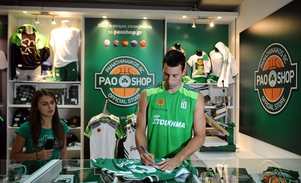 To «ποδαρικό» του Ούκιτς στο ανανεωμένο PAO SHOP (video+photos)