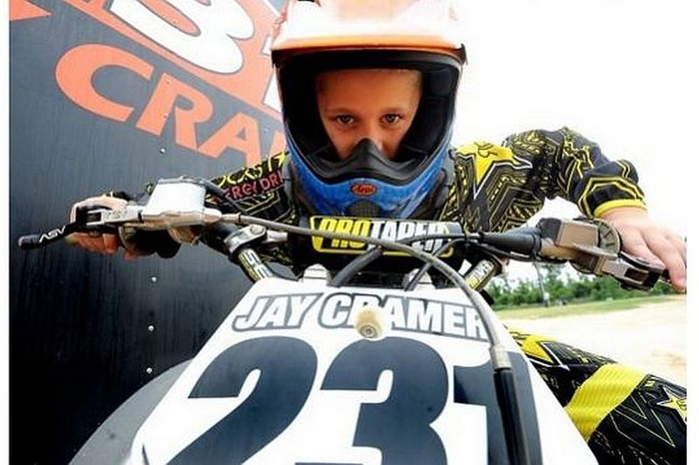 Ενας μοτοκροσάς ετών... επτά! Δε θα πιστεύετε στα μάτια σας! (video)