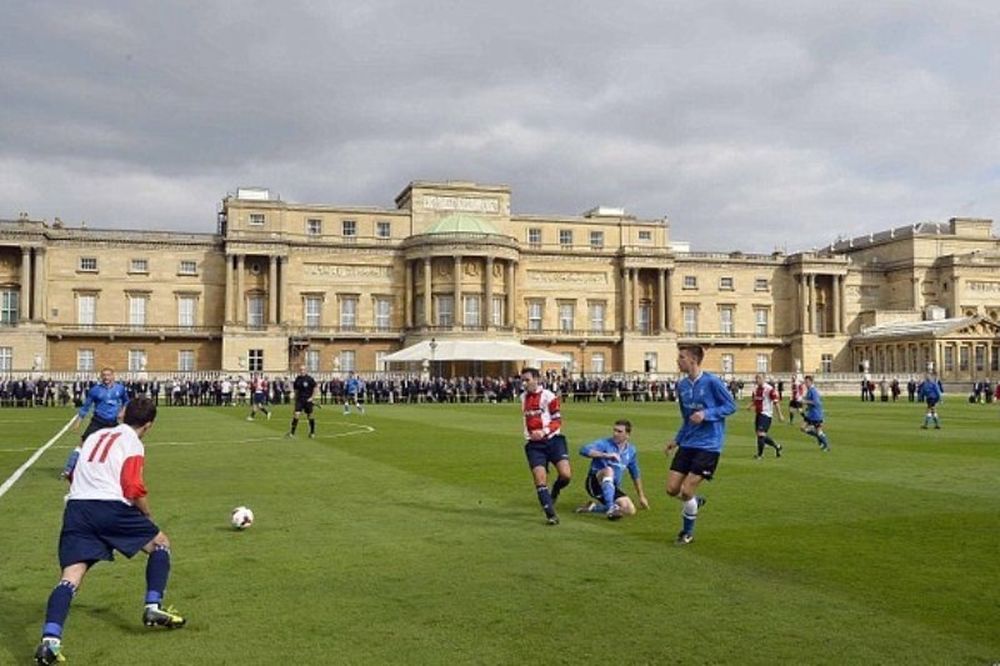 Με Ουίλιαμ το πρώτο ποδοσφαιρικό ματς στο παλάτι του Μπάκιγχαμ (photos+videos)