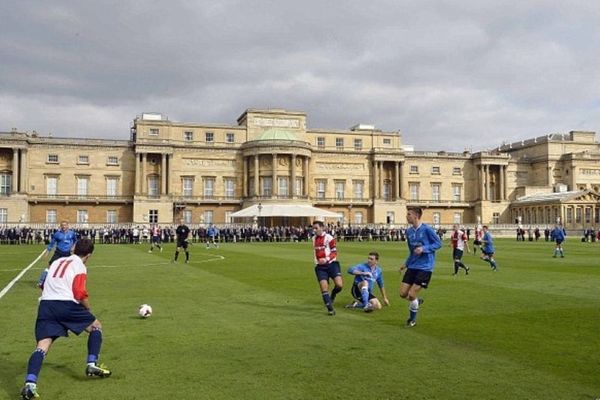 Με Ουίλιαμ το πρώτο ποδοσφαιρικό ματς στο παλάτι του Μπάκιγχαμ (photos+videos)