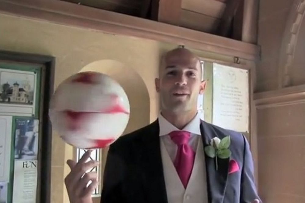 Freestyle football: Ντρίμπλες γαμπρού στην εκκλησία! (video)