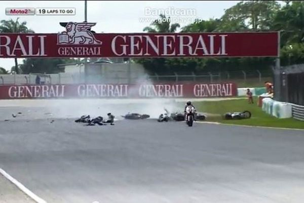 Τρομακτικό ατύχημα στο Moto2 (video)