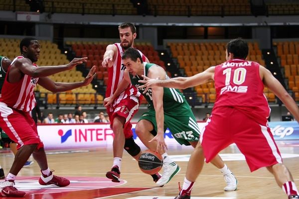 Χτύπησε… κόκκινο το «αιώνιο» ντέρμπι