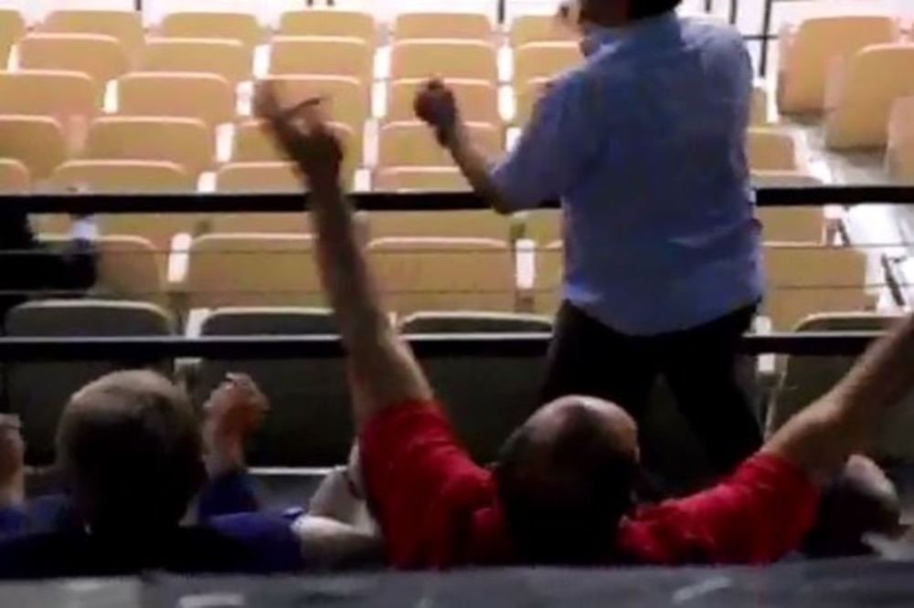 Προκαλούν ΣΟΚ οι άσεμνες χειρονομίες Αγγελόπουλου (video)