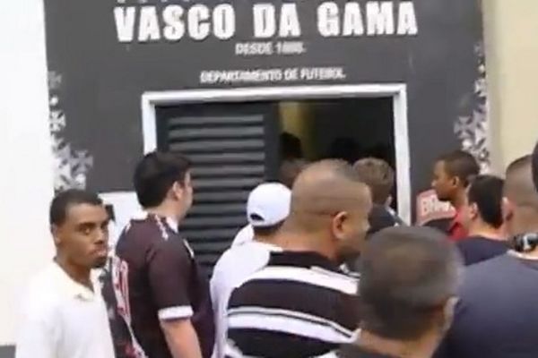 Βραζιλία: Ντου οπαδών στα αποδυτήρια! (video)