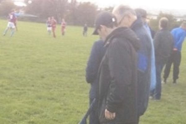 Αγγλία: Οπαδός πήρε τον σκύλο στο γήπεδο με λουρί το… τζιν του (photo)