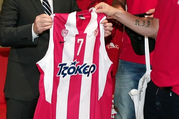 Ολυμπιακός: Υπογράφοντας τη φανέλα για την AirFastTickets (video)