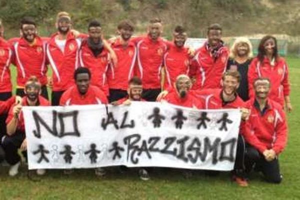 Ιταλία: Παίκτες ομάδας αγωνίστηκαν με... μαύρα πρόσωπα (photo)