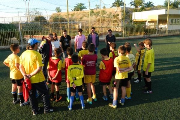 Εργοτέλης: Επίσκεψη παικτών στις ακαδημίες του συλλόγου (photos)