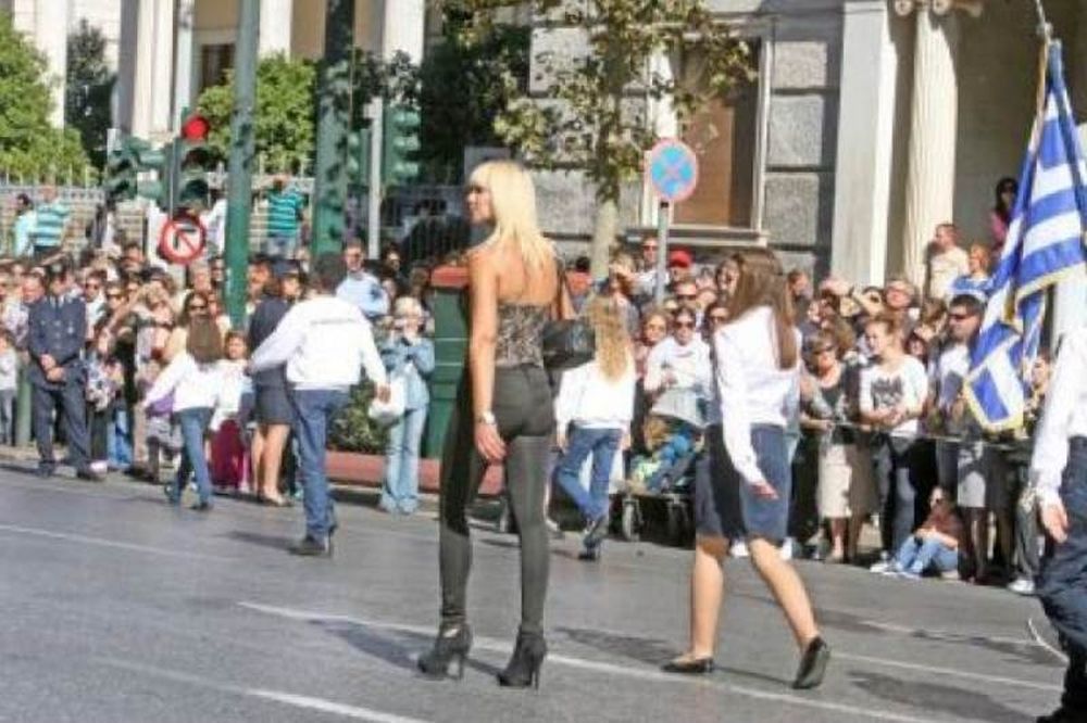 Η ξανθιά δασκάλα που έκλεψε τις εντυπώσεις στην παρέλαση της Αθήνας