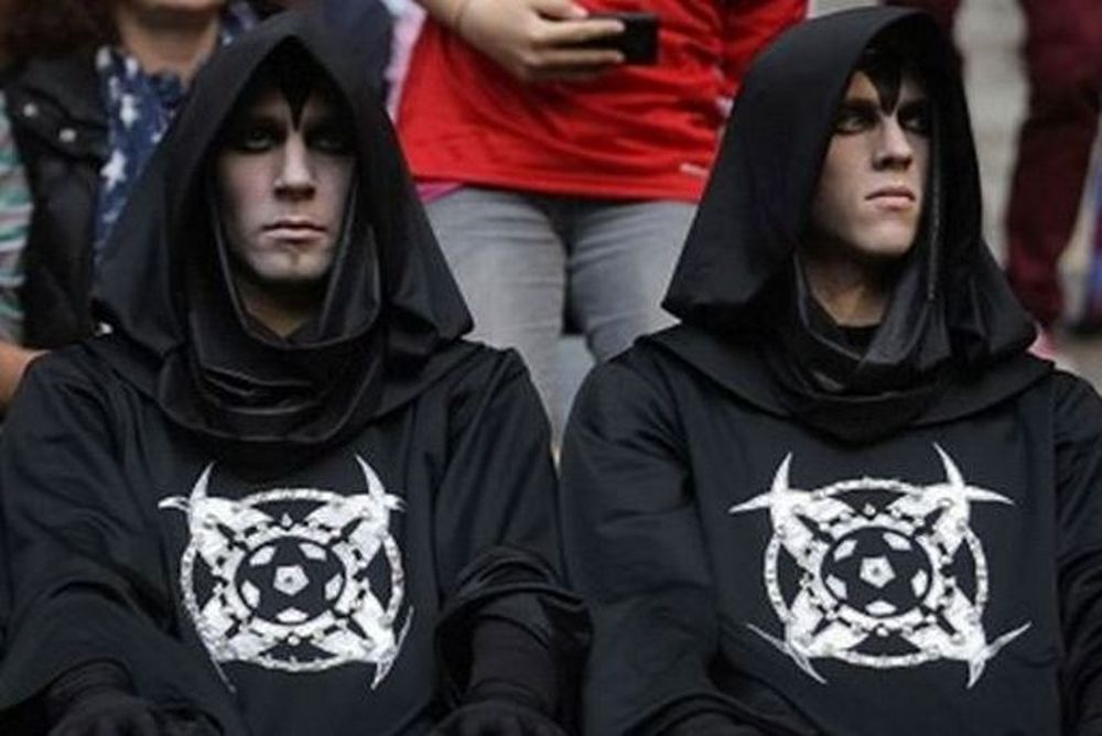 Δείτε βίντεο με τους... μαυροφορεμένους άνδρες του ποδοσφαίρου (photos+videos)