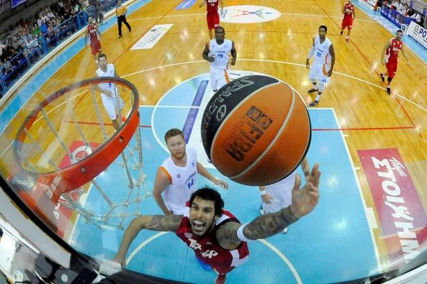Ολυμπιακός: Αποθέωση στη Ρόδο (video)