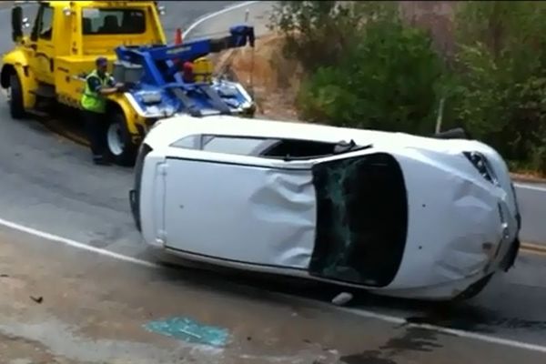 Πάρε... γερανό, να σου διαλύσει το αμάξι (Video)