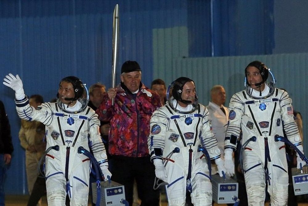 Gravity... στο διάστημα με την Ολυμπιακή δάδα! (photos+video)