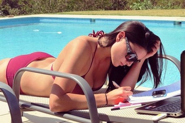 Η Μισέλ ξαναχτυπά και διαβάζει με το.. μπικίνι της (photo+videos)
