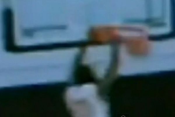 NCAA: Κάρφωσε και πήρε τη στεφάνη μαζί του! (video)