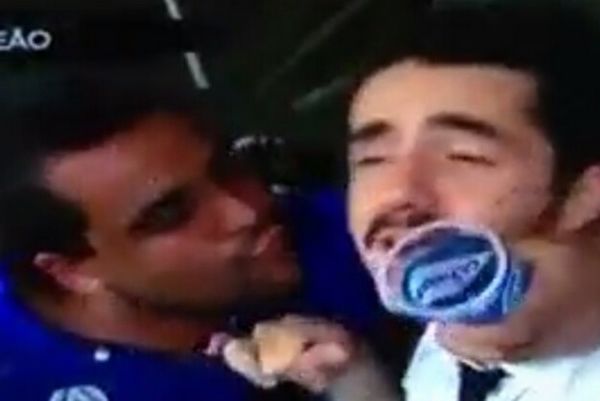 Βραζιλία: Παρουσιαστής έβρισε οπαδό που προσπάθησε να τον φιλήσει on air (video)