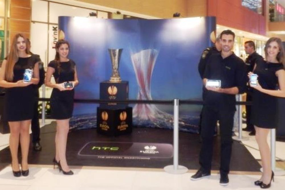 Το ελληνικό κοινό αγκάλιασε το Κύπελλο του Europa League και την οικογένεια HTC One!
