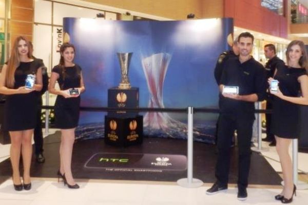 Το ελληνικό κοινό αγκάλιασε το Κύπελλο του Europa League και την οικογένεια HTC One!