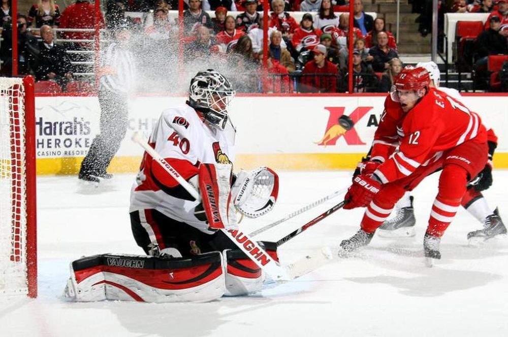 NHL: Νίκη και… ξύλο για Χαρικέινς (videos)