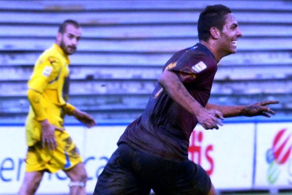 Την… ξελάσπωσε με γκολάρα (video)