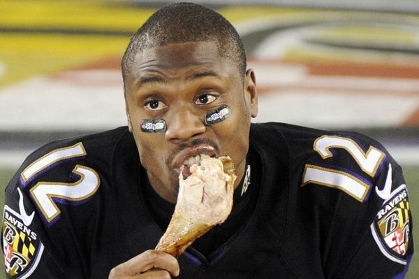 Οι αθλητικές φωτογραφίες της ημέρας: Παίκτης «έφαγε» γαλοπούλα στο γήπεδο! (photos)