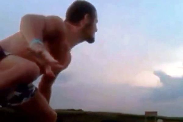 Σερφ στο εν κινήσει αυτοκίνητό του (video)