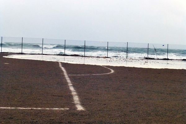 Η θάλασσα… κατάπιε γήπεδο ποδοσφαίρου! (photos)