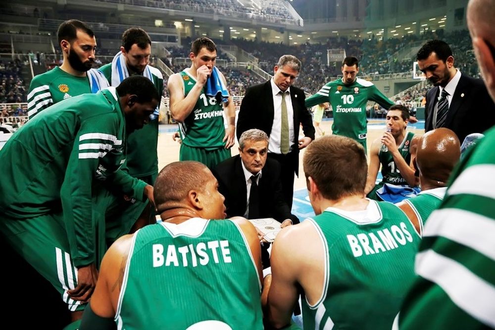Κοιτάζει μπροστά και… συνεχίζει