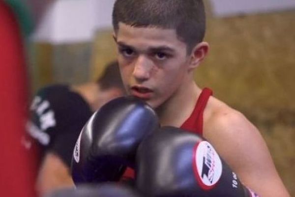 Ενα μεγάλος πρωταθλητής kickboxing και πολεμικών τεχνών, γεννιέται (βίντεο)