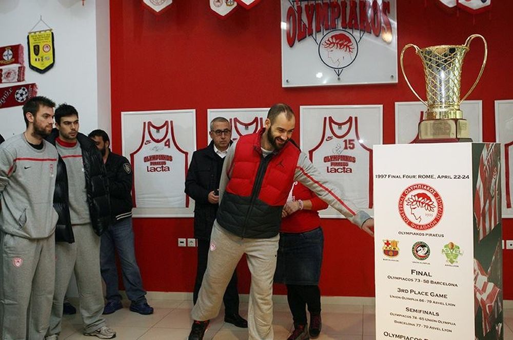 Ολυμπιακός: Οι Πρωταθλητές Ευρώπης με την Κάρτα Φιλάθλου (photos+video)