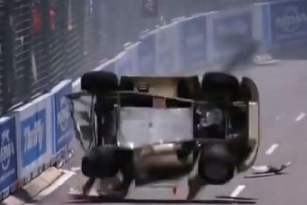 Αυστραλία: Αυτοκίνητο έκανε… τούμπες μετά από ατύχημα! (photos+video)