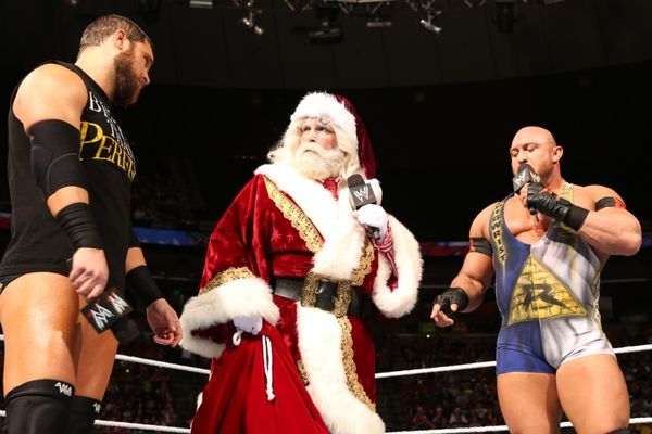 Main Event: Ανέλαβε ο Foley ως Άγιος Βασίλης (photos+videos)