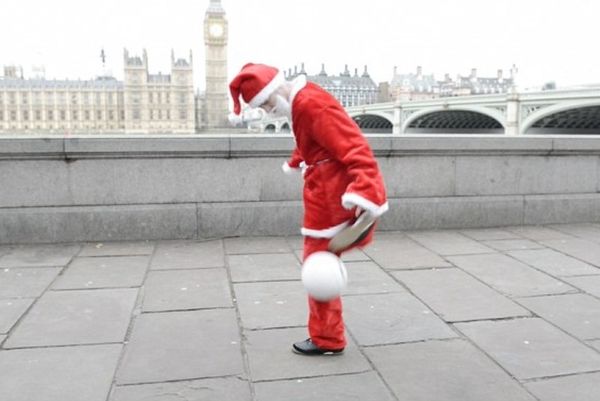 Ο Άγιος Βασίλης ξέρει από… freestyle ποδόφαιρο! (photos+video)