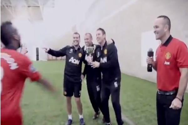 Σουτάκια... Χριστουγέννων στη Γιουνάιτεντ! (video)