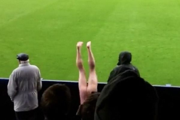 Αγγλία: Οπαδός... τσιτσίδι «έφαγε» τούμπα και φάνηκαν όλα! (video)