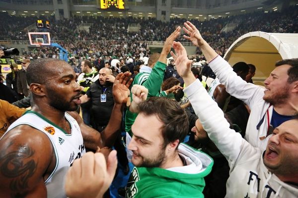 Παναθηναϊκός: Τα πλάνα από την είσοδο στα αποδυτήρια (Video)