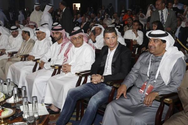 Ο Ρονάλντο 58%, ο Μέσι 9%, η Ιρίνα Σάικ; (photos+videos)