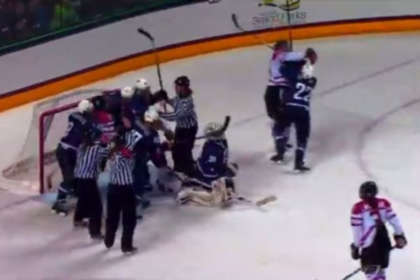 Χόκεϊ επί πάγου: Πλακώνονται και γυναίκες (video)