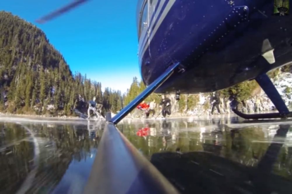 Χόκεϊ επί πάγου: Εισβολή… ελικόπτερου σε ματς επί παγωμένης λίμνης (video)