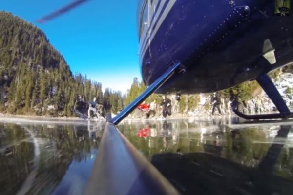 Χόκεϊ επί πάγου: Εισβολή… ελικόπτερου σε ματς επί παγωμένης λίμνης (video)