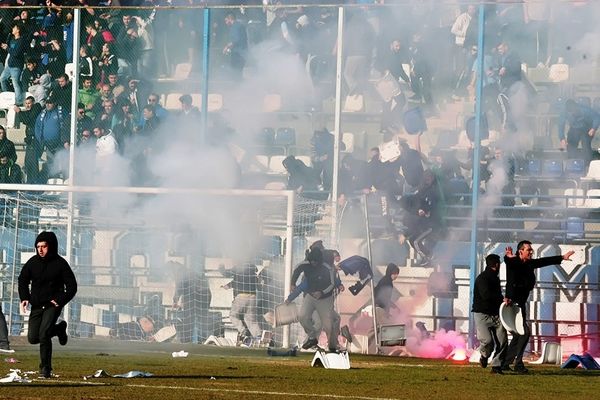 Αιγάλεω – ΑΕΚ: Σοβαρά επεισόδια και καθυστέρηση (photos)