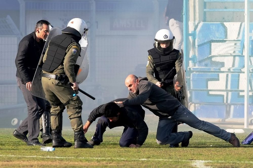 Τα βίντεο της σύγκρουσης των οπαδών στο Αιγάλεω